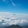 富士が雲海から顔をのぞかせている。どこから見ても存在感のある山